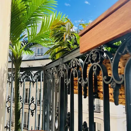 Vue Montmartre & Balcon Parijs